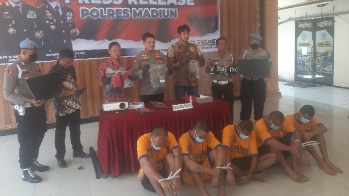 Keterangan foto: Pelaku tindak pidana pencurian saat rilies di Mako Polres Madiun/RMOLJatim