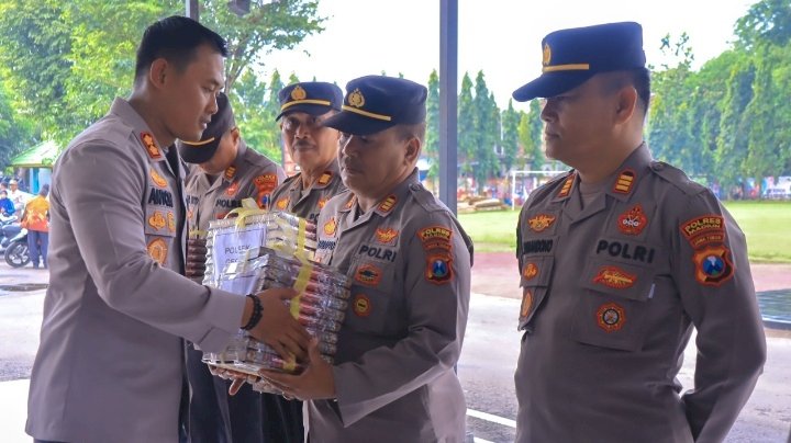 Kapolres Madiun AKBP Anton Prasetyo saat menyerahkan secara simbolis Al quran kepada jajarannya untuk diteruskan ke mushola, masjid dan pondok pesantren/ist.