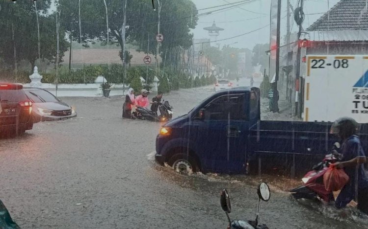 Banjir rendam ruas Jalan Ahmad Yani, Kelurahan Tamanbaru, tepat di depan kantor Pemda Banyuwangi, Senin (28/11/2022) sore/ist