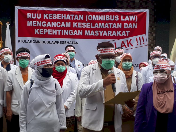 Massa aksi dari organisasi kesehatan di Jombang saat menyuarakan pendapat/RMOLJatim