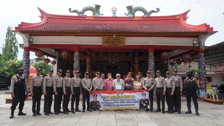 Polres Bojonegoro berbagi kitab suci 