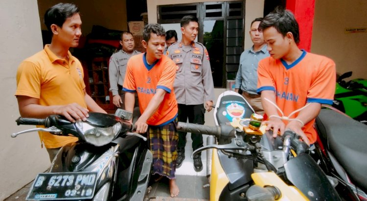 Dua spesialis pencuri motor bersama barang bukti saat diamankan Unit Reskrim Polsek Kamal, Bangkalan/RMOLJatim
