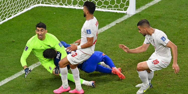 Momen Cristian Pulisic (baju biru) saat menyarangkan bola ke gawang Iran yang dijaga Alireza Beiranvand/Net