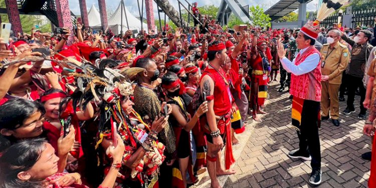  Warga Suku Dayak dengan pakaian serba merah menyambut Presiden Jokowi di Pontianak/Ist