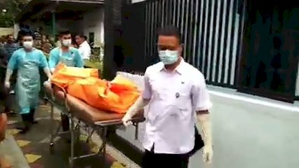 Petugas medis saat evakuasi korban pembunuhan/ist