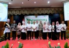 Wawali Armuji menyerahkan penghargaan dalam Awarding Surabaya Eco School/ist
