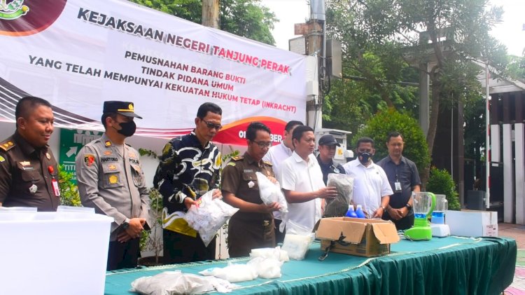 Suasana pemusnahan barang bukti perkara yang telah berkekuatan hukum tetap di Kejaksaan Negeri Tanjung Perak/RMOLJatim