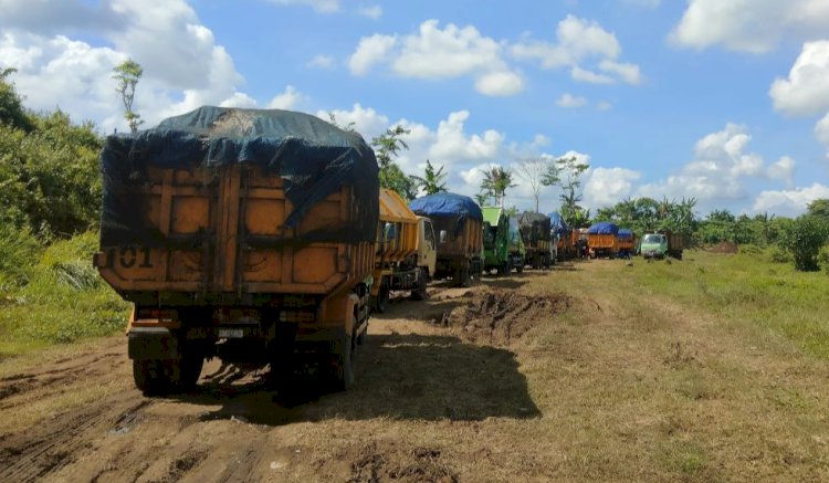 Antrean truk pengangkut sampah  di lahan TPAS sementara milik Ketua DPC PD Banyuwangi Michael Edy Hariyanto/RMOLJatim