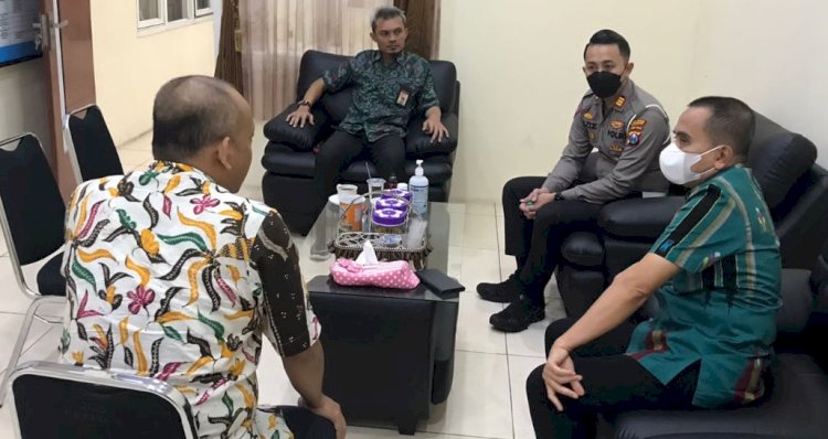 Kasatlantas Bangkalan AKP Abdul Aziz Sholahuddin berdiskusi di ruang kerja Sekda Bangkalan/RMOLJatim