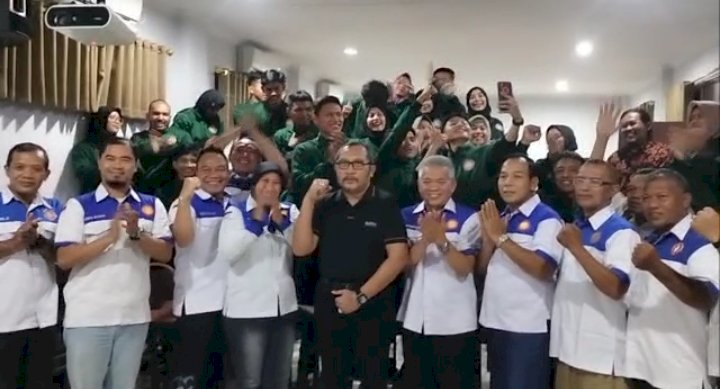 Wakil Ketua DPRD Jatim, Sahat Tua Simanjuntak (kaos hitam) bersama pengurus PBJI Jatim dan atlet Ju-jitsu Jatim yang dilepas untuk bertanding di Kejurnas Yogyakarta/RMOLJatim