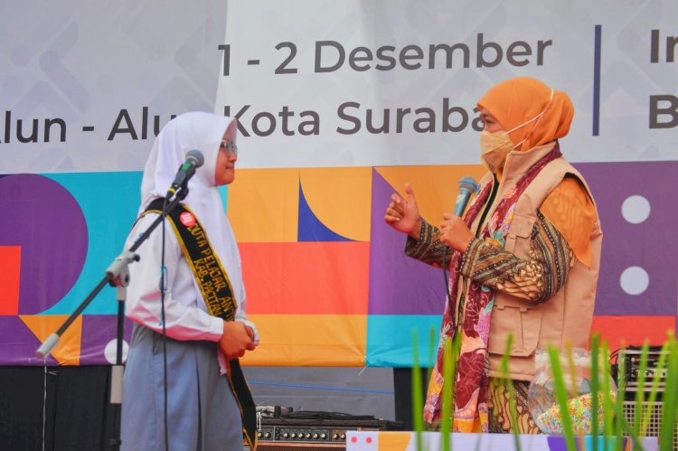Gubernur Khofifah berdialog dengan salah satu peserta pemilihan Duta Pelajar Antikorupsi dalam tema acara Hakordia, "Indonesia Pulih, Bersatu Lawan Korupsi"/Ist