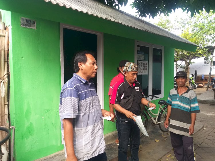 Asep Muharram mengenakan topi hitam beserta Ketua RT dan Anggota LSM Lira Kota Probolinggo saat cek lapangan/RMOLJatim