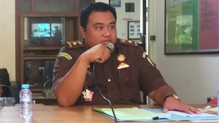 Teks Poto : Kejari Kabupaten Lamongan saat memberi keterangan perkara dugaan korupsi di Kantor Kejari Kab Lamongan/ RMOLJatim