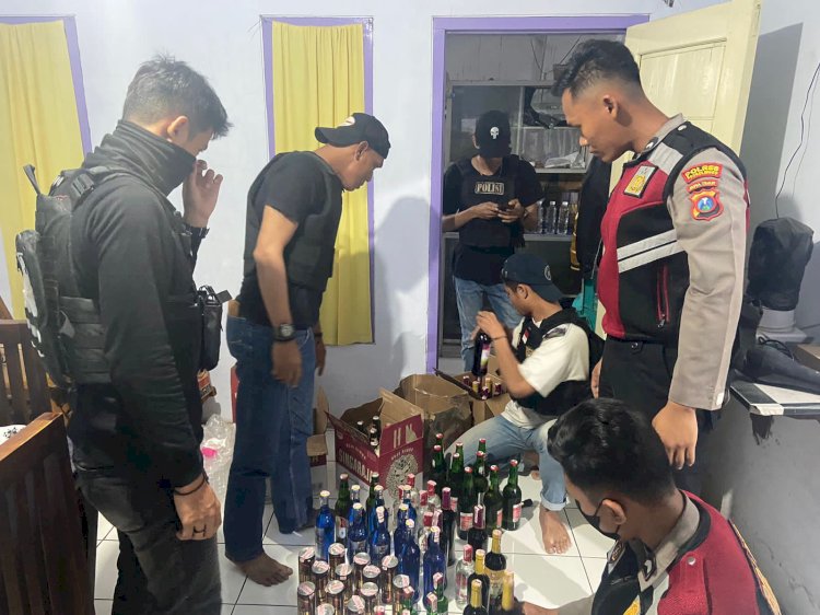  Petugas Kepolisian Polres Probolinggo sita ratusan botol miras./RMOL Jatim 