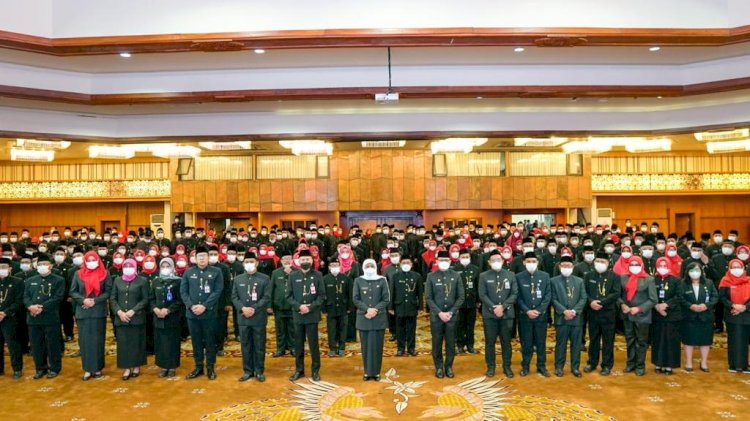 Gubernur Jawa Timur Khofifah Indar Parawansa melantik 306 Kepala Sekolah SMA, SMK dan SLB di Jatim/ist