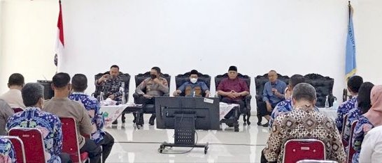  Wali Kota Malang, Drs. H. Sutiaji (tengah memakai peci dan kacamata) dalam FGD evaluasi perkembangan dinamika sosial di Kota Malang/Ist