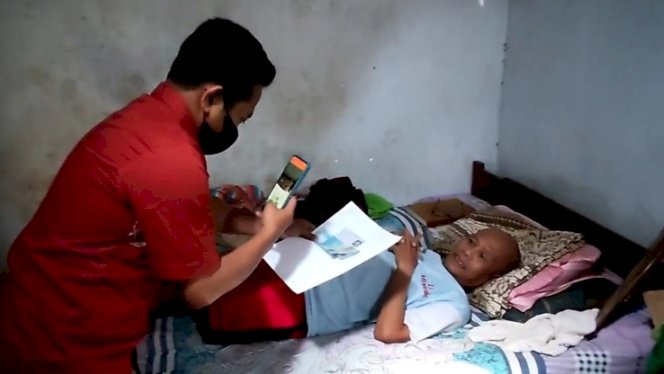Caption: Petugas PT Pos saat mendistribusikan BLT BBM kepada keluarga penerima manfaat/ist