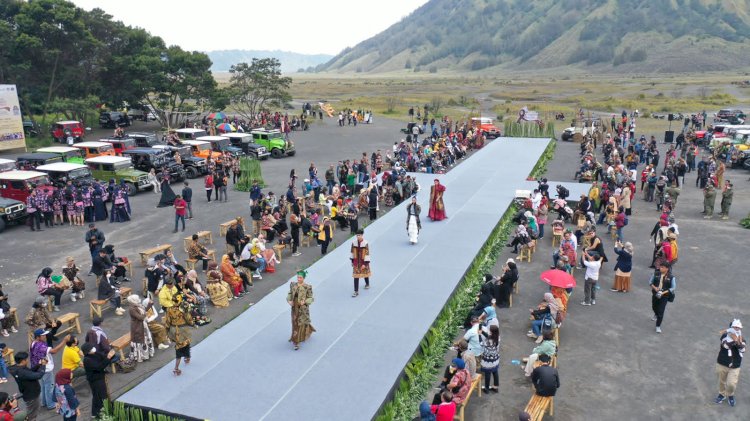 Pagelaran East Java Fashion Harmony (EJFH) 2022 di Kawasan Taman Nasional Bromo Tengger Semeru, Probolinggo/Ist