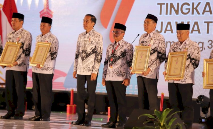 Bupati Malang, HM Sanusi saat menerima penghargaan Anugerah DPN disaksikan Presiden Jokowi/Ist