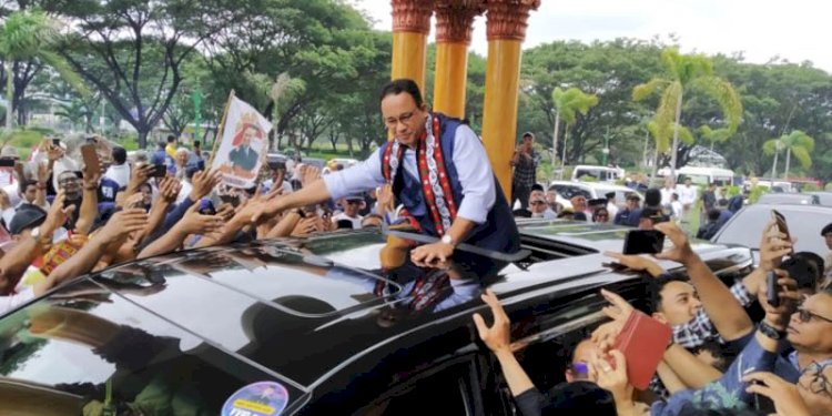 Anies Baswedan saat menyapa warga Aceh di Bandara SIM Blang Bintang, Aceh Besar/RMOLAceh
