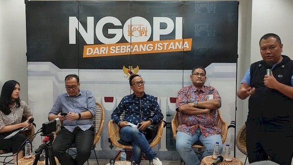 Pendiri lembaga survei Kelompok Kajian dan Diskusi Opini Publik Indonesia (KedaiKOPI) Hendri Satrio (berdiri)/RMOL