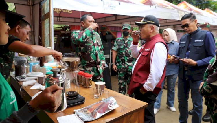 Bupati Malang HM Sanusi (tengah, mengenakan topi hitam dan rompi merah)/Ist
