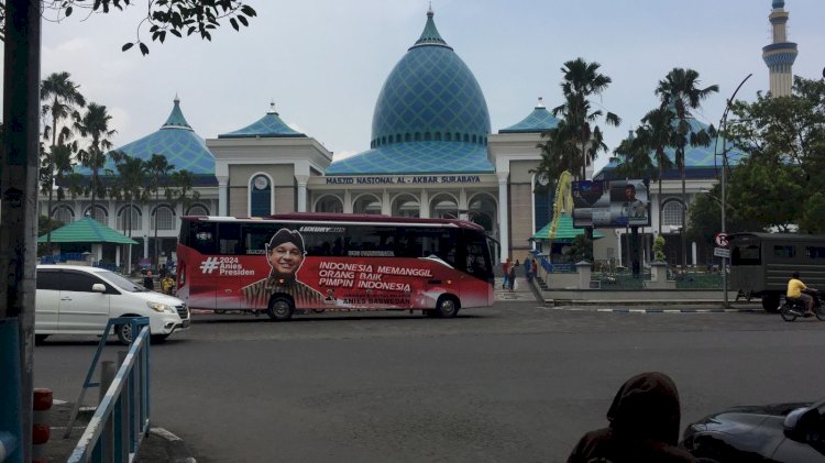 Jaringan Relawan Nasional Anies Baswedan (JARNAS) Surabaya menggelar aksi keliling kota dengan bus bergambar Anies Baswedan/RMOLJatim 