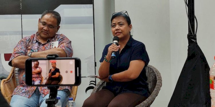 Pakar hukum tata negara, Bivitri Susanti (kanan) di acara diskusi publik Ngopi Dari Sebrang Istana, Minggu (4/12)/RMOL