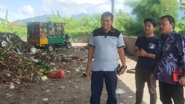 Caption: Wakil Ketua DPRD Banyuwangi, Ruliyono, dalam kunjungan kerjanya di tempat pengolahan sampah Jembrana, Bali/ist