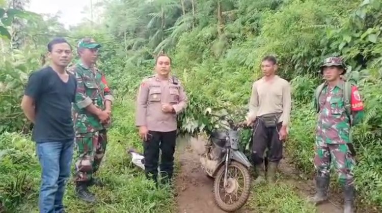 Kapolsek Songgon, Banyuwangi, AKP Eko Darmawan bersama TNI, Kades Sumberarum Ali Nurfatoni dan warga yang melihat macan tutul melakukan pengecekan titik lokasi/repro