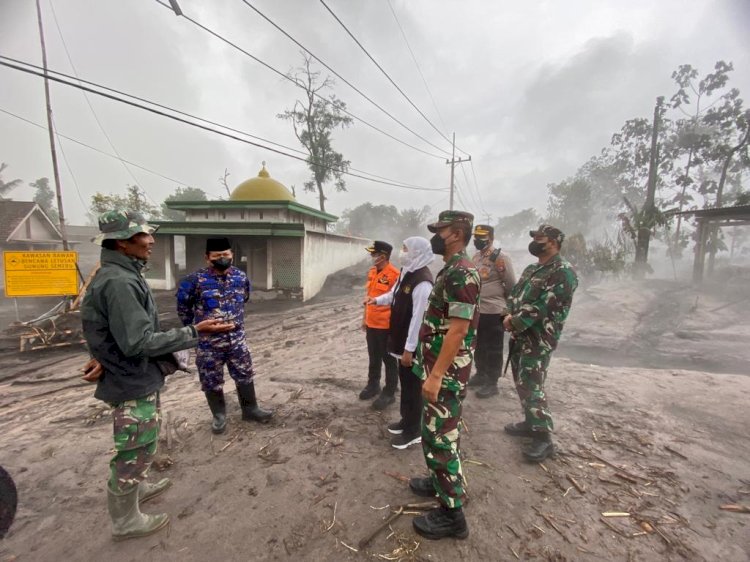 Forkopimda Jawa Timur saat meninjau lokasi pengungsian dan membagikan Bansos/Ist