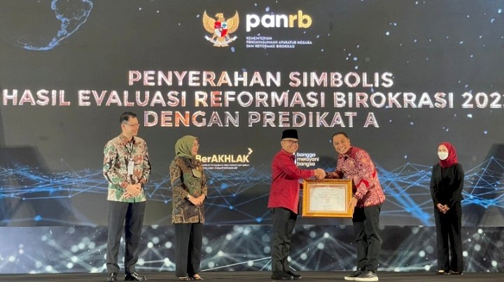 Teks foto: Wali Kota Eri menerima penghargaan atas Peringkat A Indeks Reformasi Birokrasi/ist