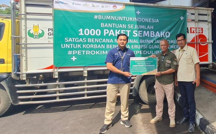 Staf Petrokimia Gresik saat menyerahkan paket bantuan kepada BPBD Kabupaten Lumajang untuk diserahkan kepada warga korban erupsi Gunung Semeru/Ist