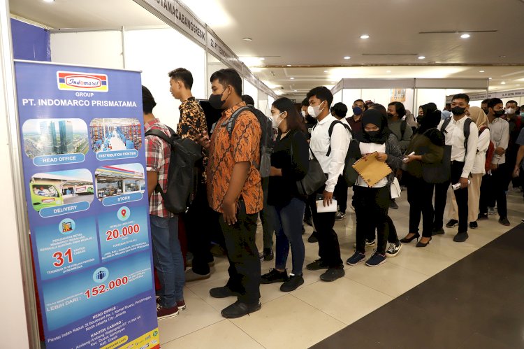 Ribuan pelamar memyerbu Bursa Kerja Assik Surabaya/RMOLJatim