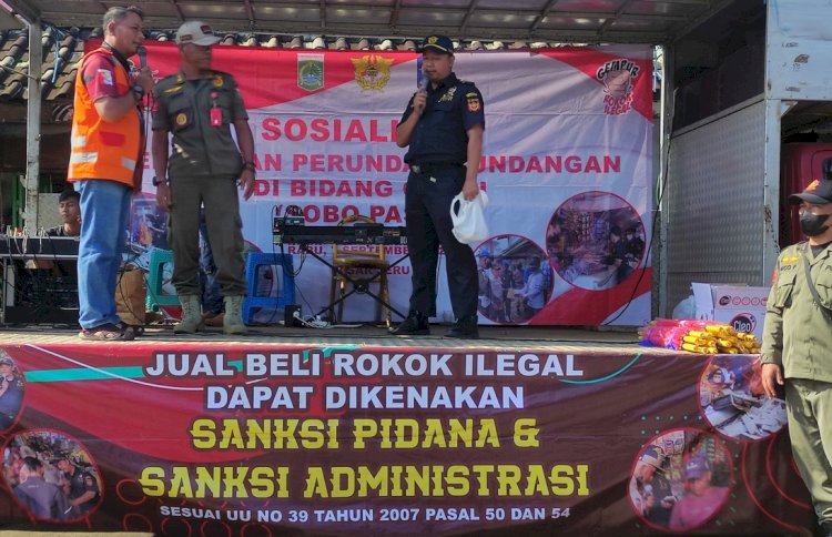 Satpol PP dan Bea Cukai Malang saat melakukan sosialisasi Peraturan dan Uundang-Undangan di Bidang Cukai/RMOLJatim