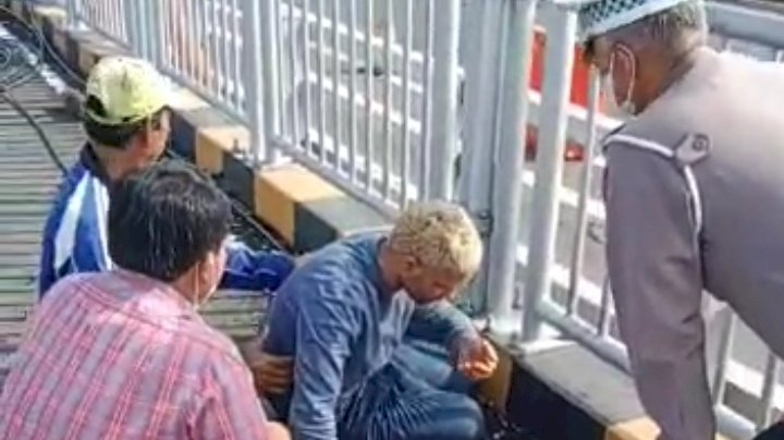 Tangkapan layar saat pria berambut pirang di Jembatan Suramadu 