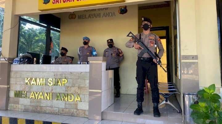 Polisi Probolinggo berjaga dengan senjata lengkap di Mapolres. /RMOLJatim