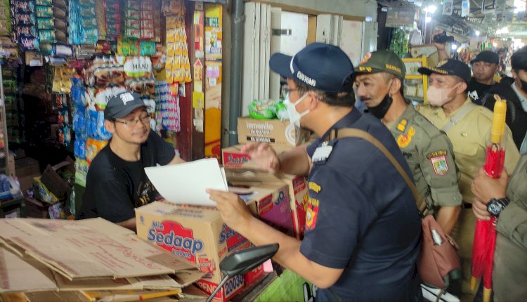 Satpol-PP dan Bea Cukai Kabupaten Malang saat melakukan sosialisasi Peraturan Perundang-Undangan di Bidang Cukai/ RMOLJatim