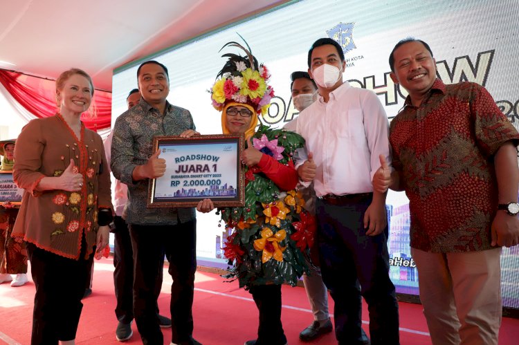 Wali Kota Eri Cahyadi menyerahkan hadiah kepada para pemenang/ist