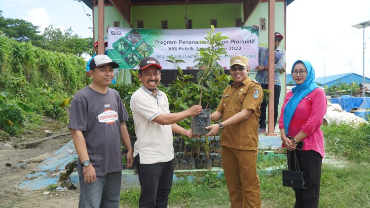 PT Semen Indonesia (Persero) Tbk (SIG) saat menyerahkan tanaman bagi desa sekitar/RMOLJatim