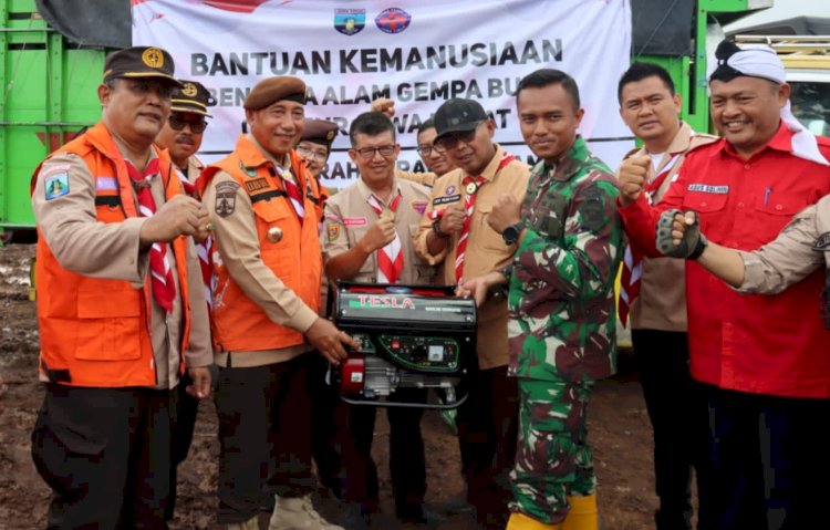Ketua Kwarda Pramuka Jatim HM Arum Sabil saat menyerahkan bantuan/Ist