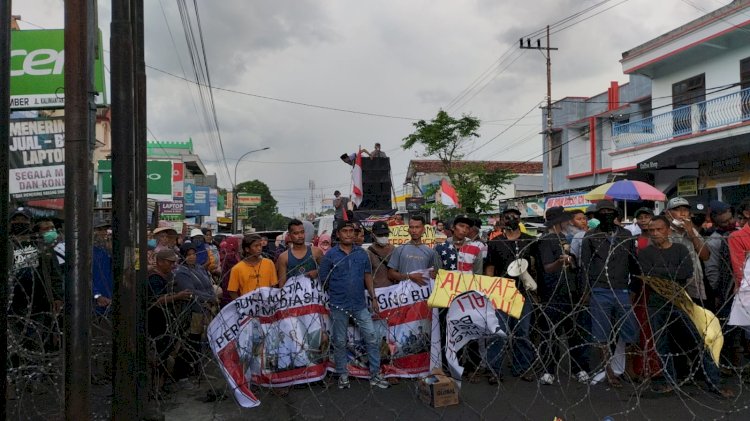 Massa pendukung Kades Ali Wafa saat mendatangi Pengadilan Negeri Jember/RMOLJatim