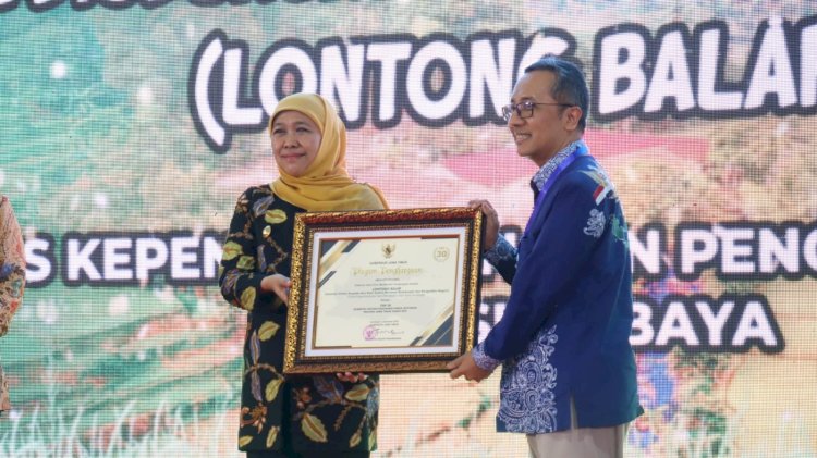 Agus Imam Sonhaji menerima penghargaan Top 30 Kovablik Jawa Timur Tahun 2022 dari Pemprov Jatim/ist