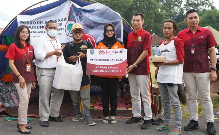 Penyerahan bantuan Bank Jatim untuk pengungsi erupsi Gunung Semeru/Ist