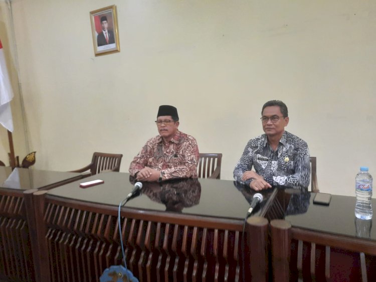 Wakil Bupati Bangkalan, Drs Moh. Mohni saat jumpa pers di ruang Soejaki Pemkab Bangkalan, Kamis (8/12)/RMOLJatim