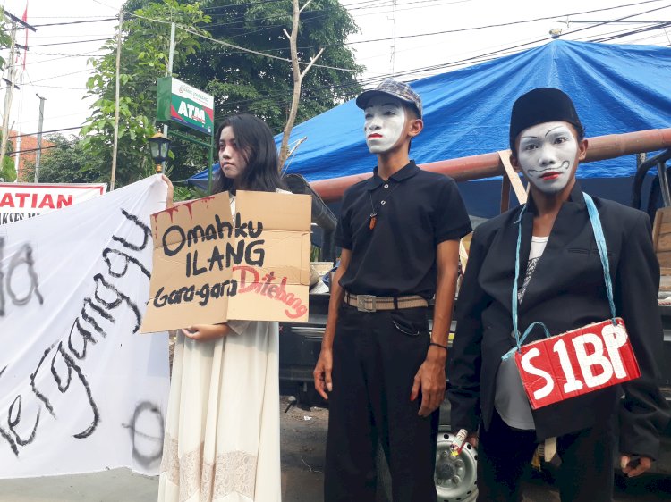 Aksi teatrikal di depan kantor Pemkab Jombang/RMOLJatim