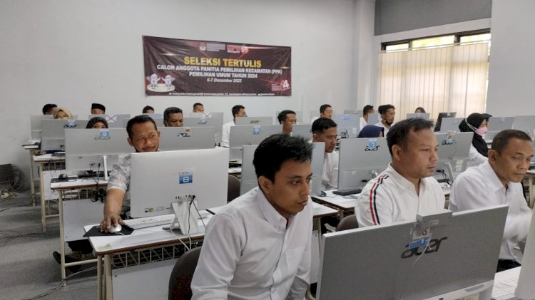 Peserta tes CAT di aula Laboratorium Fakultas Ekonomi dan Bisnis Unej/RMOLJatim