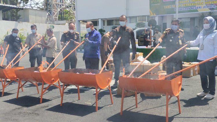 Pemusnahan barang bukti di halaman Kantor Kejari Jember/RMOLJatim