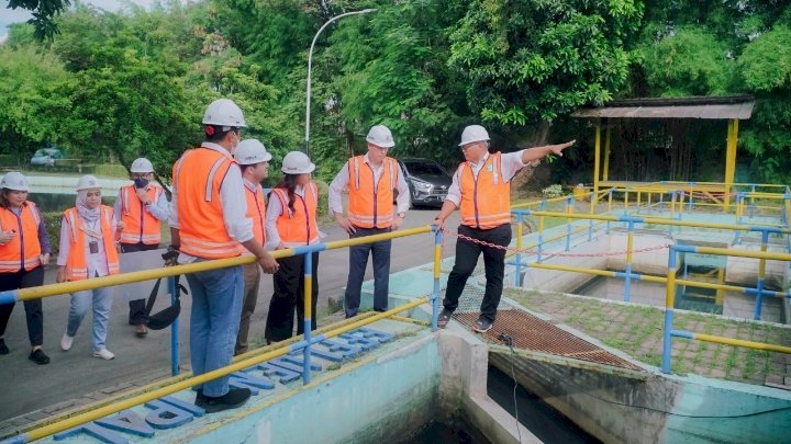 keterangan foto:  Duta Besar Uni Eropa untuk Indonesia dan Brunai Darussalam Vincent Picket saat mengunjungi Kantor SIER dan Pusat Pengolahan Limbah Cair Terpadu SIER