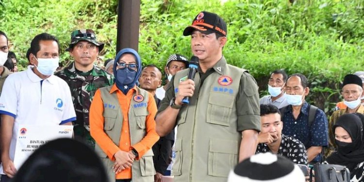 Kepala BNPB Letjen TNI Suharyanto menyerahkan bantuan Dana Stimulan kepada warga Desa Nagrak, Kecamatan Cianjur/Ist